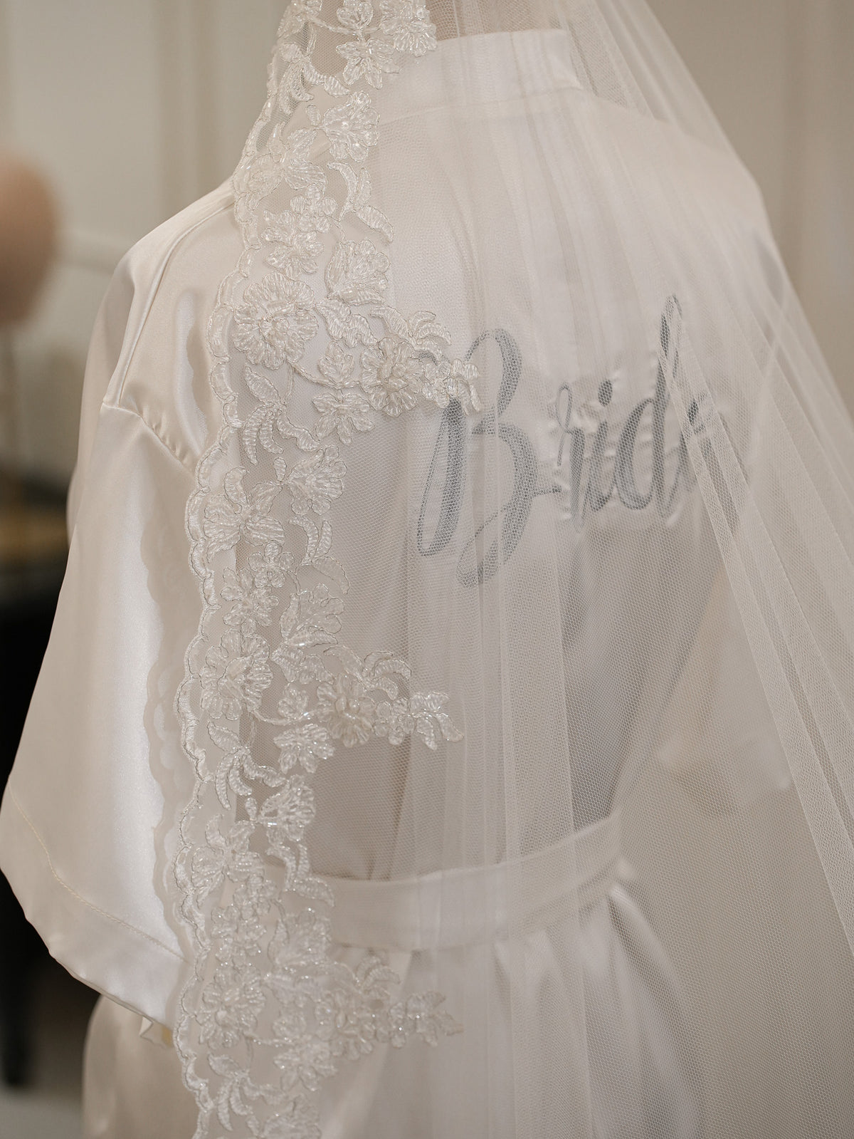 Bata Bordada “Bride” Perla con Gris