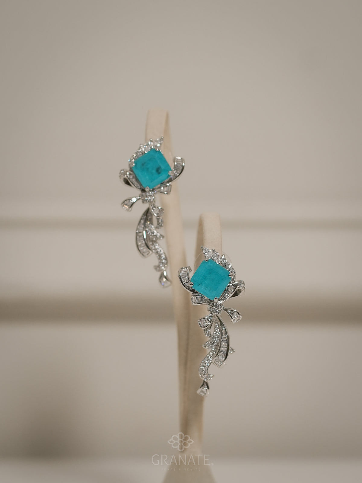 Aretes Lazo con Rombo Azul