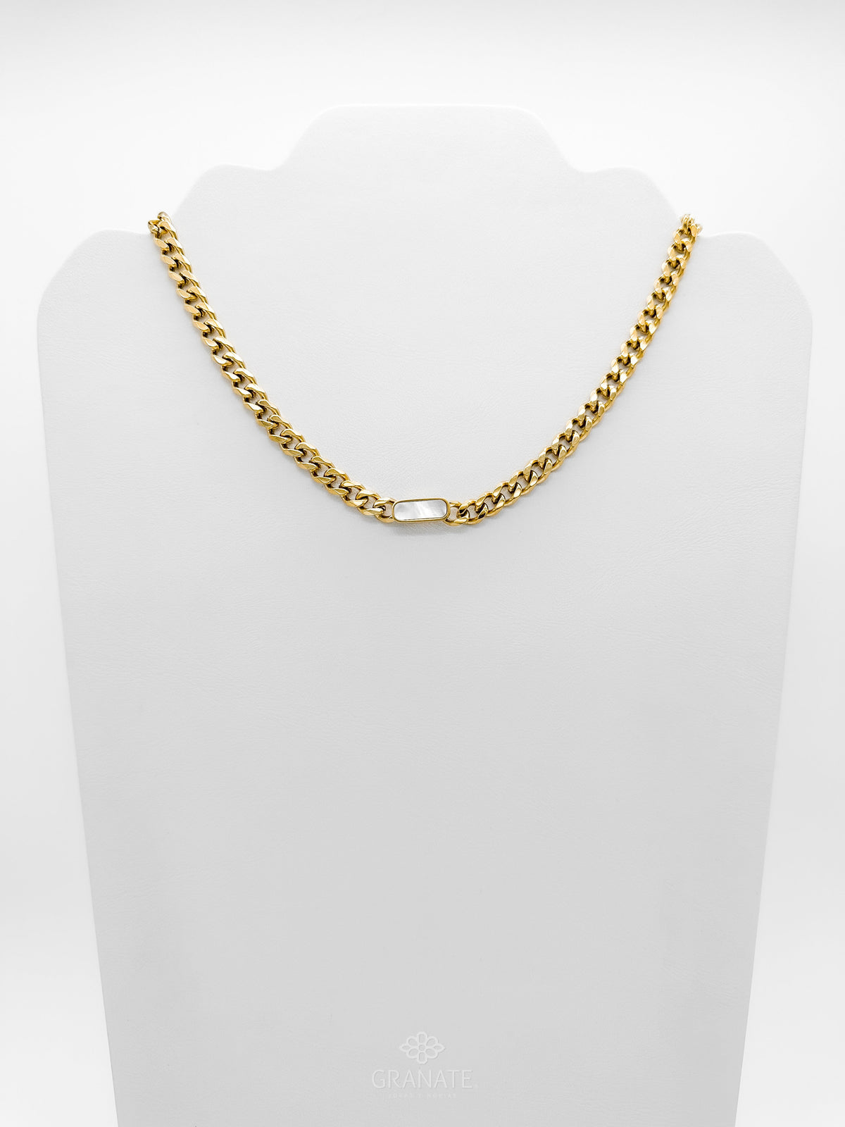 Collar Corto Eslabones y Ovalo Negro