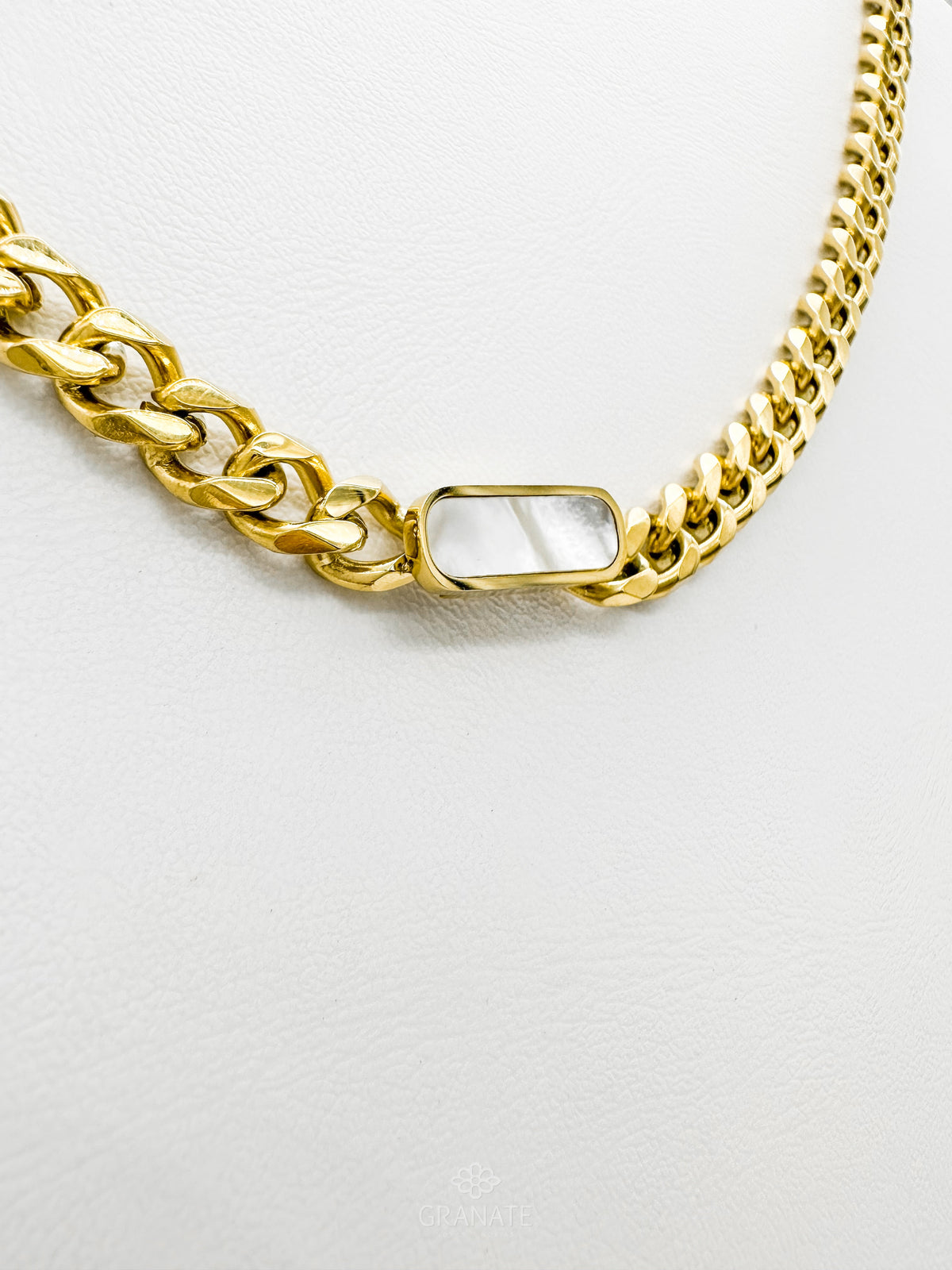 Collar Corto Eslabones y Ovalo Negro