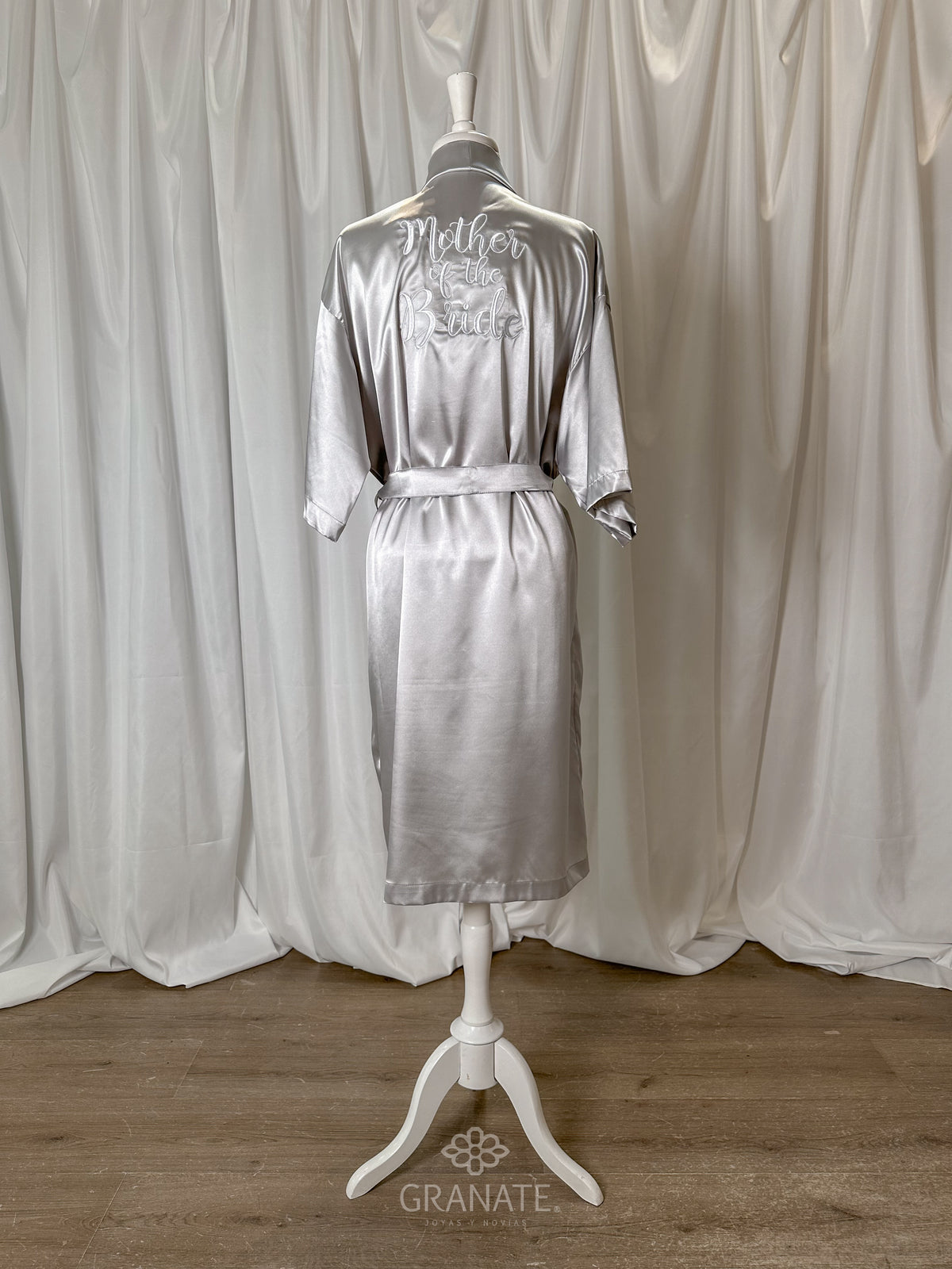 Bata Bordada “Mother Of The Bride” - Colores a Elegir