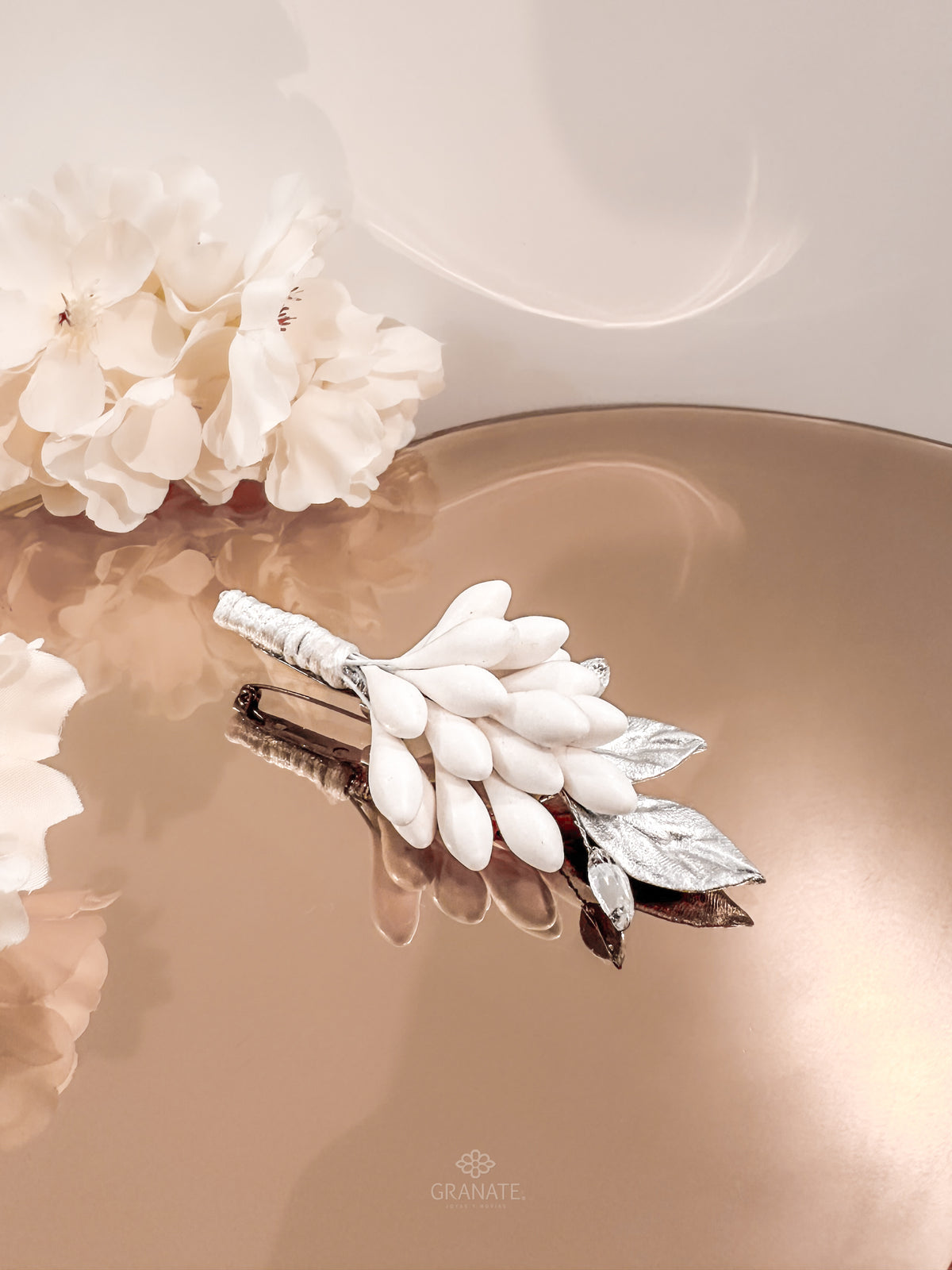 Boutonniere Hoja Plateada