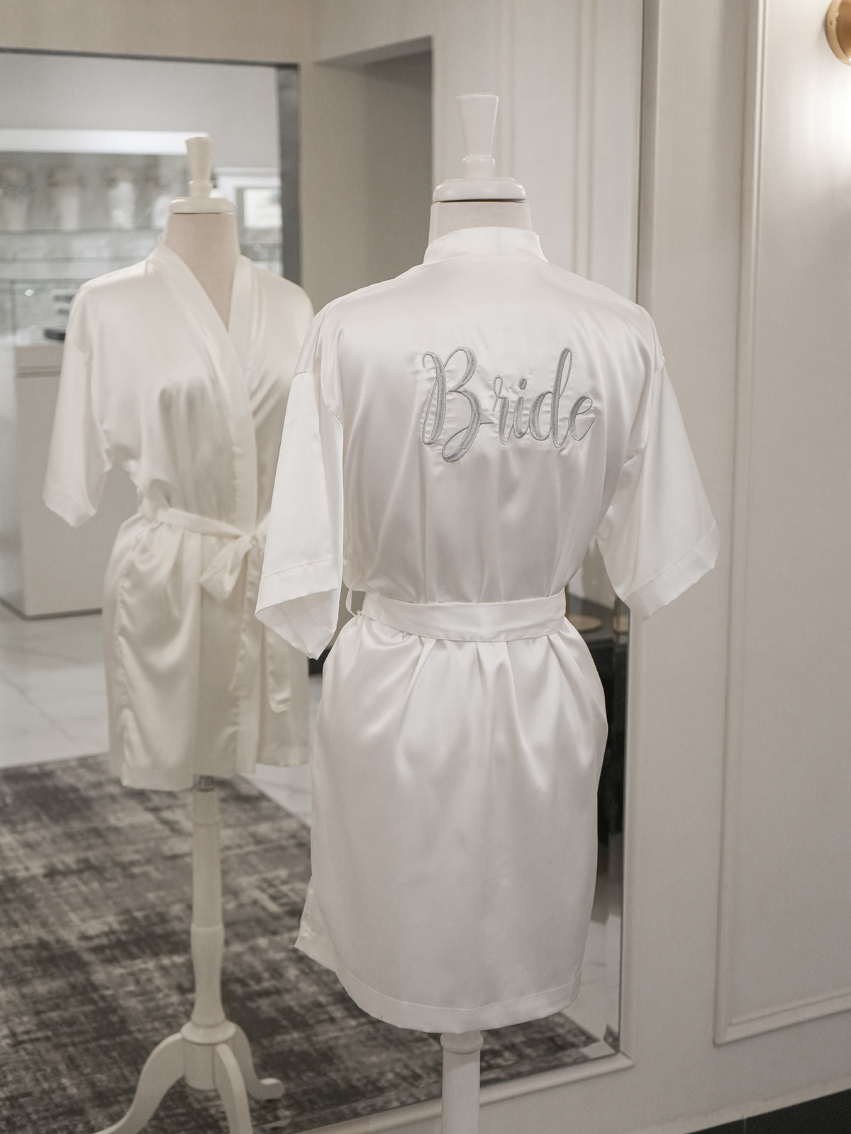 Bata Bordada “Bride” Perla con Gris