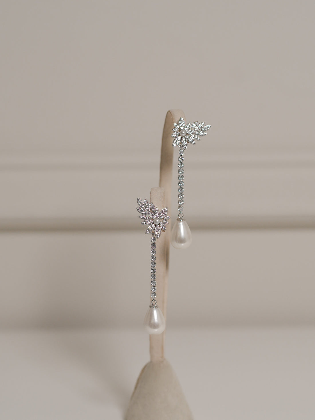 Aretes Largos Hojitas y Perla Gota