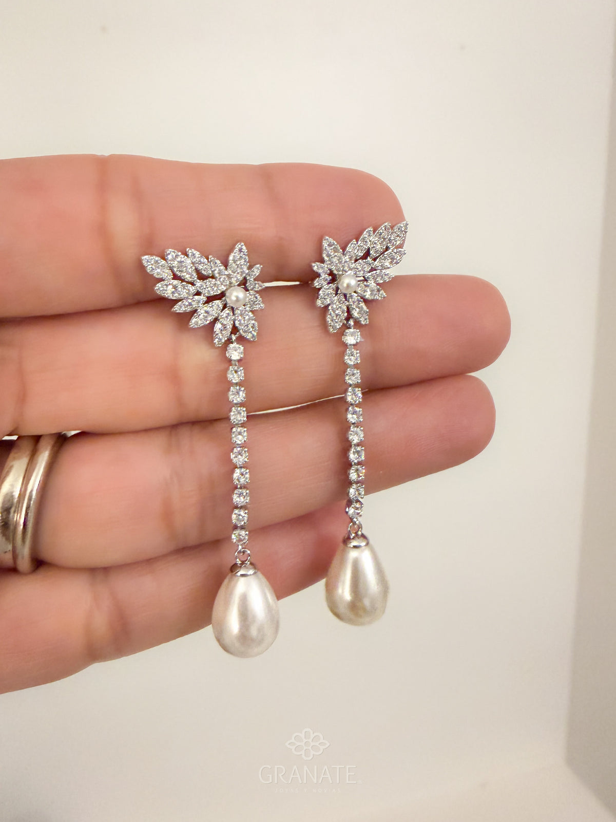 Aretes Largos Hojitas y Perla Gota