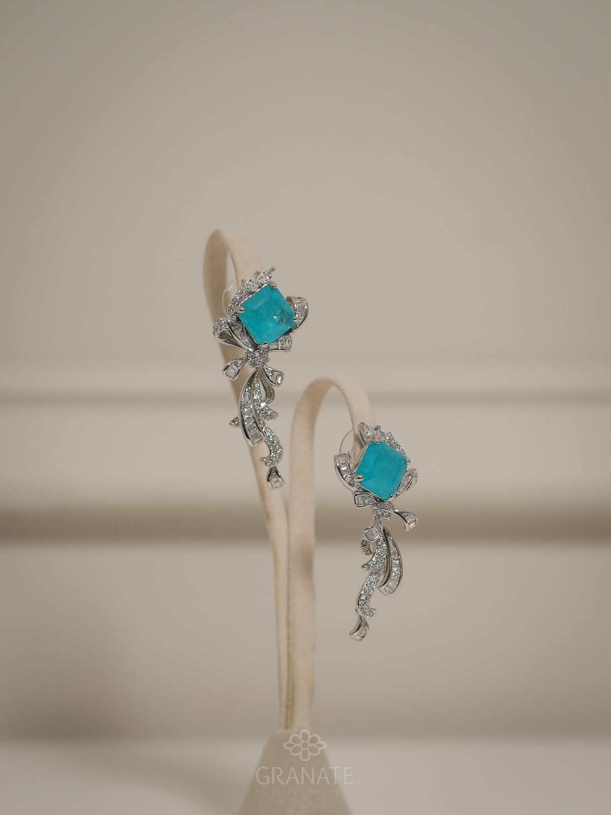 Aretes Lazo con Rombo Azul