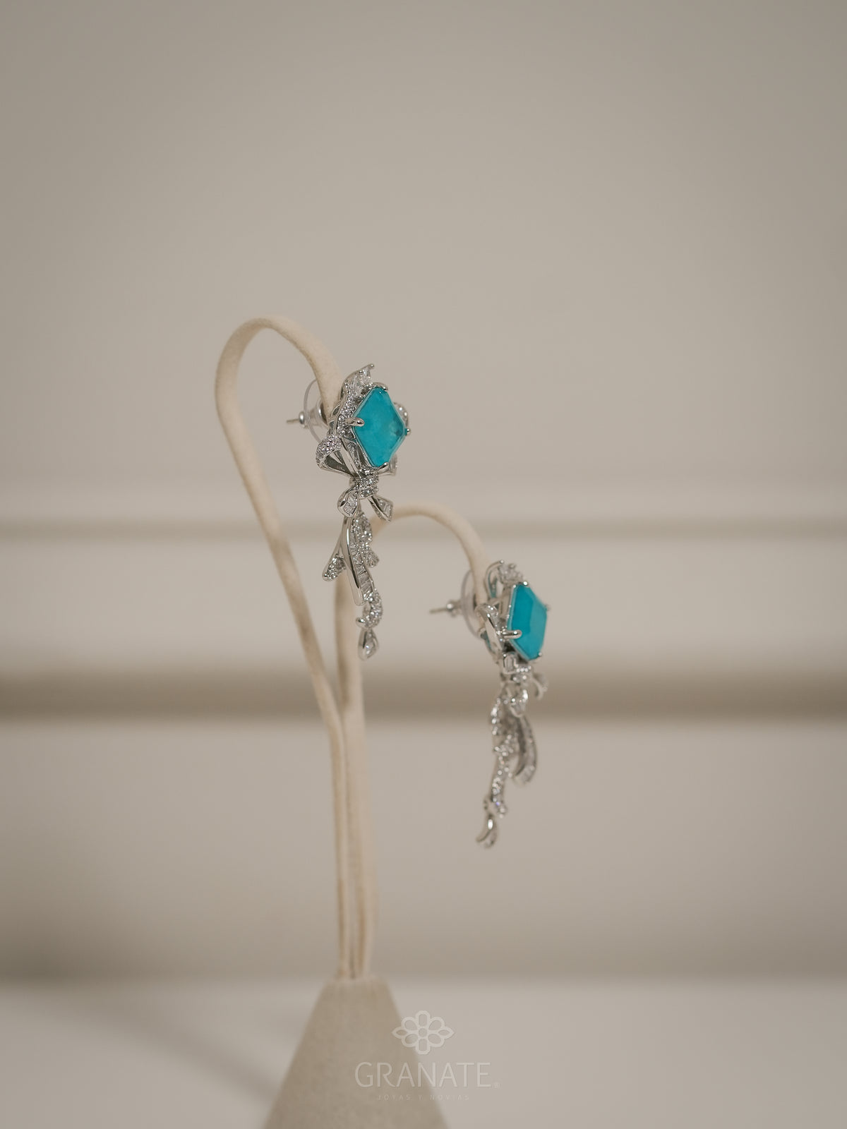 Aretes Lazo con Rombo Azul